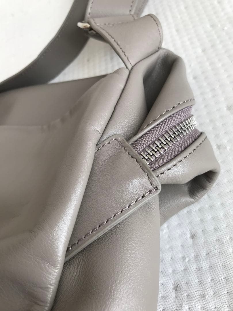 BEARDSLEYレザーボディバッグ