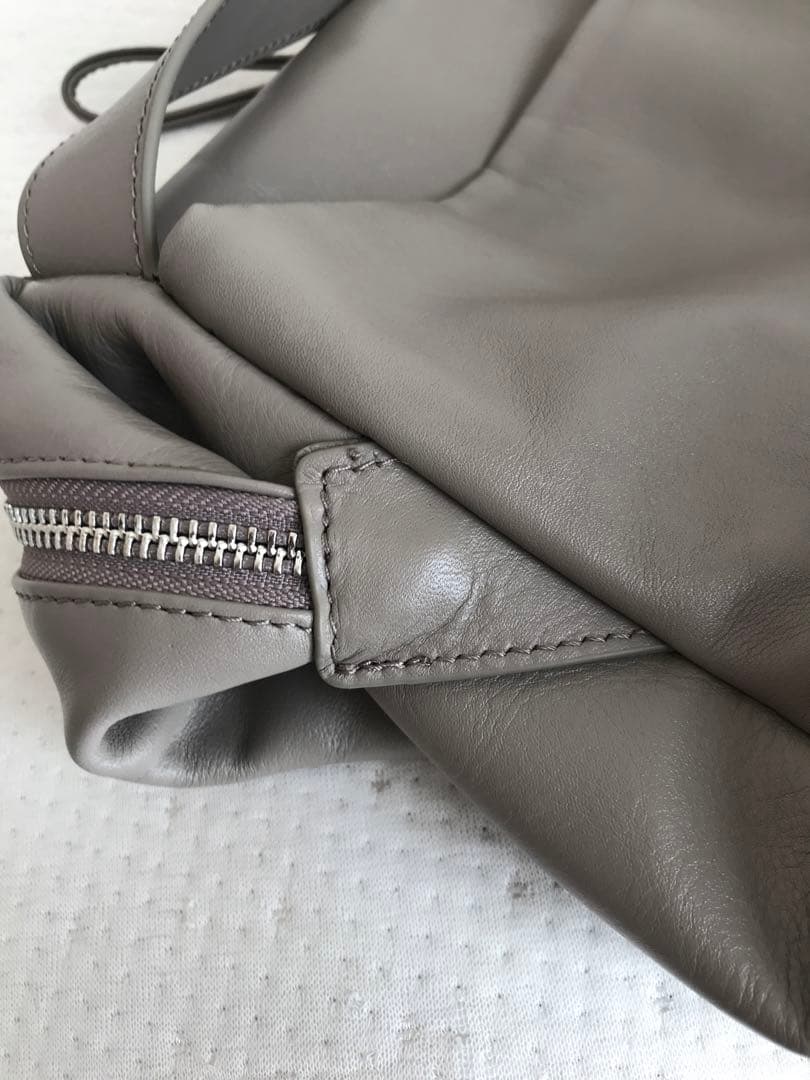 BEARDSLEYレザーボディバッグ