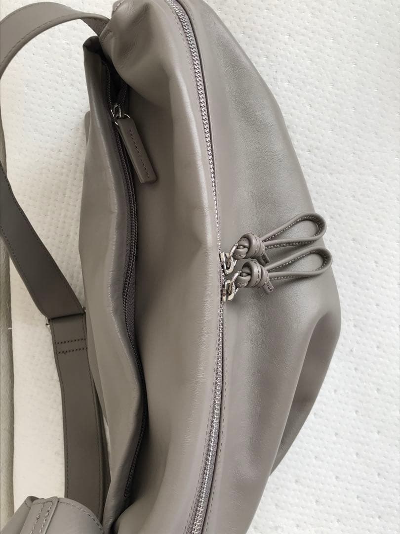 BEARDSLEYレザーボディバッグ