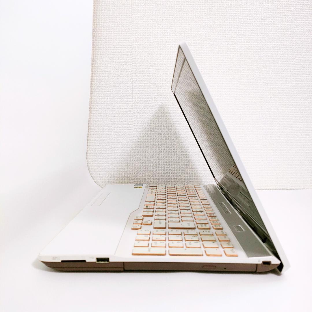 第8世代i7✨️Windows11/富士通/SSD/カメラ付き白ノートパソコン