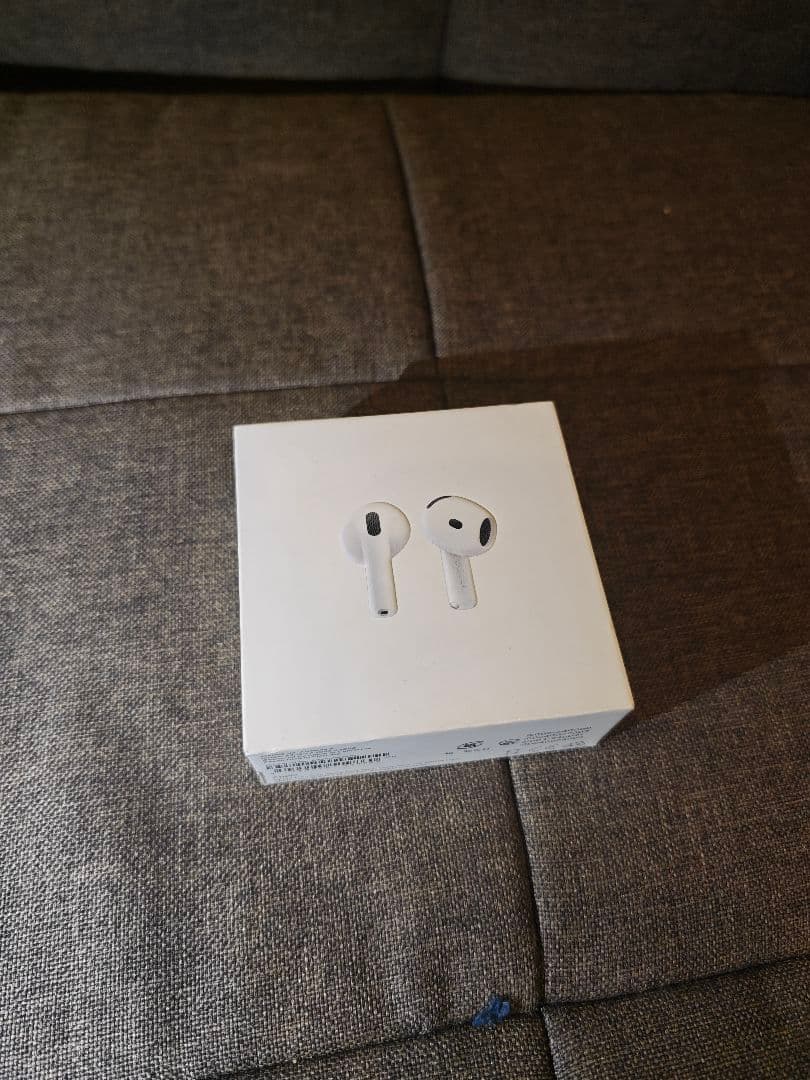 未使用 AirPods 4 ホワイト 本体
