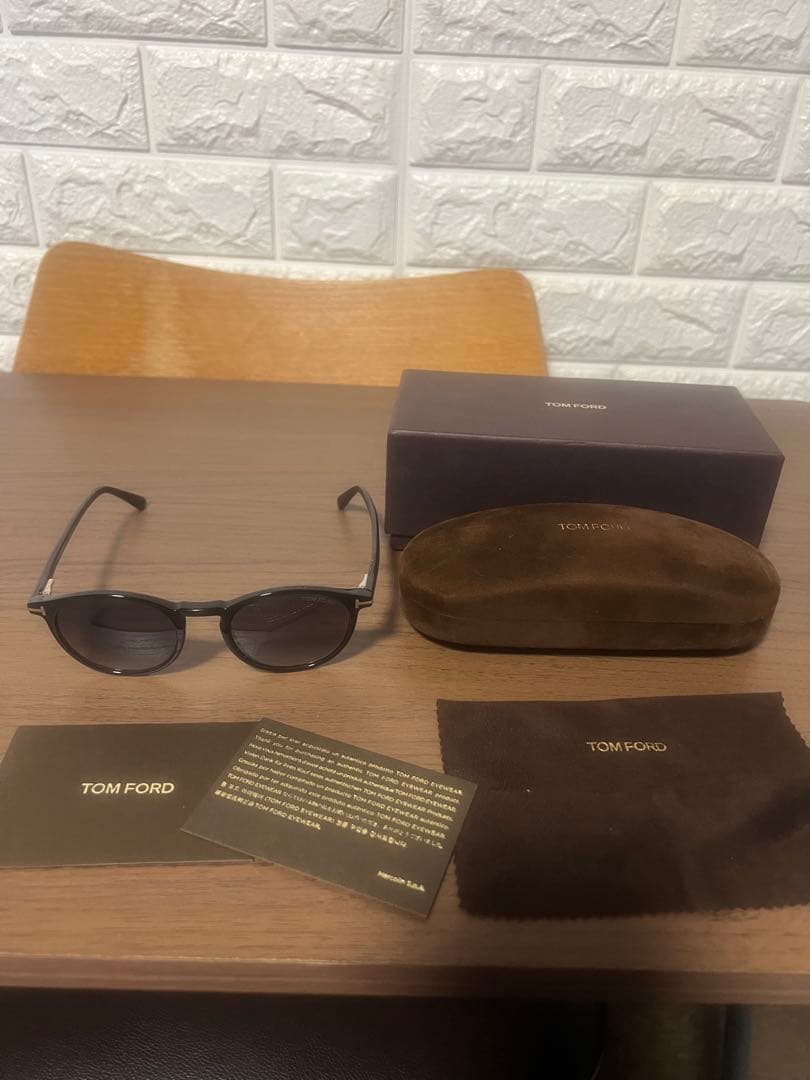 ［正規品］トムフォードサングラス TF539 01B