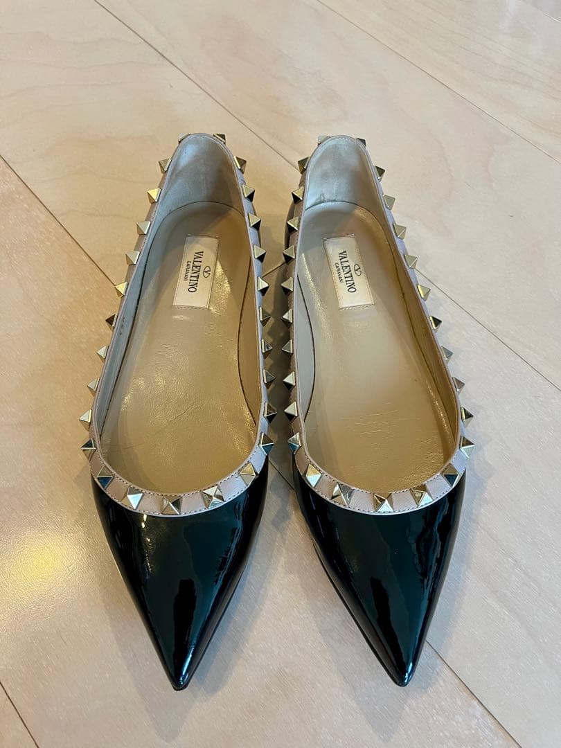 Valentino Garavani ロックスタッズ エナメル フラットシューズ