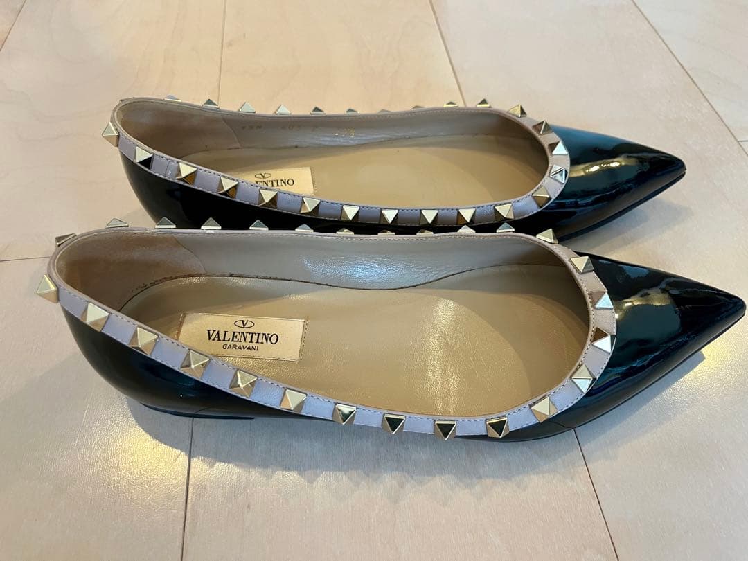 Valentino Garavani ロックスタッズ エナメル フラットシューズ