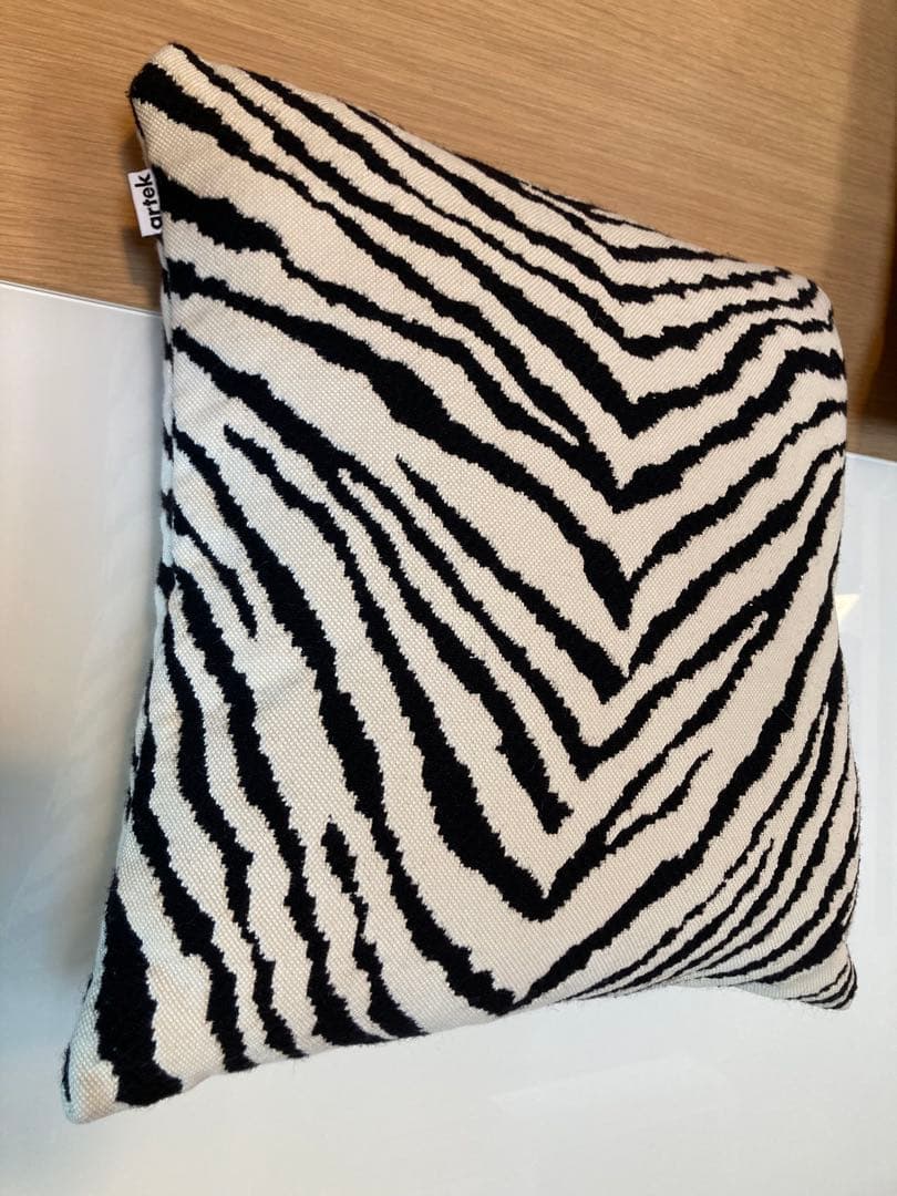 アルテックゼブラ柄 クッションカバー右側白 1個（中身無しカバーのみ）