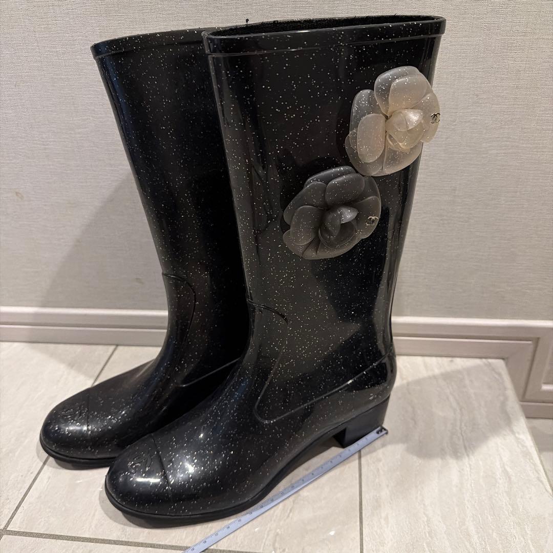 CHANEL ブラックラメ レインブーツ カメリア