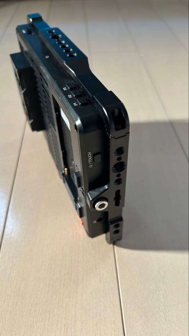 スモールリグ　FEELWORLD LUT7S 用ケージ