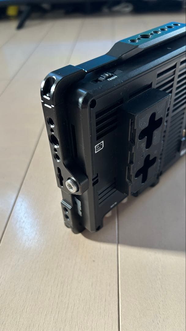 スモールリグ　FEELWORLD LUT7S 用ケージ