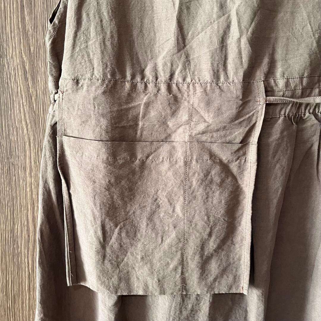 ツムグ tumugu エプロンワンピース　モカ