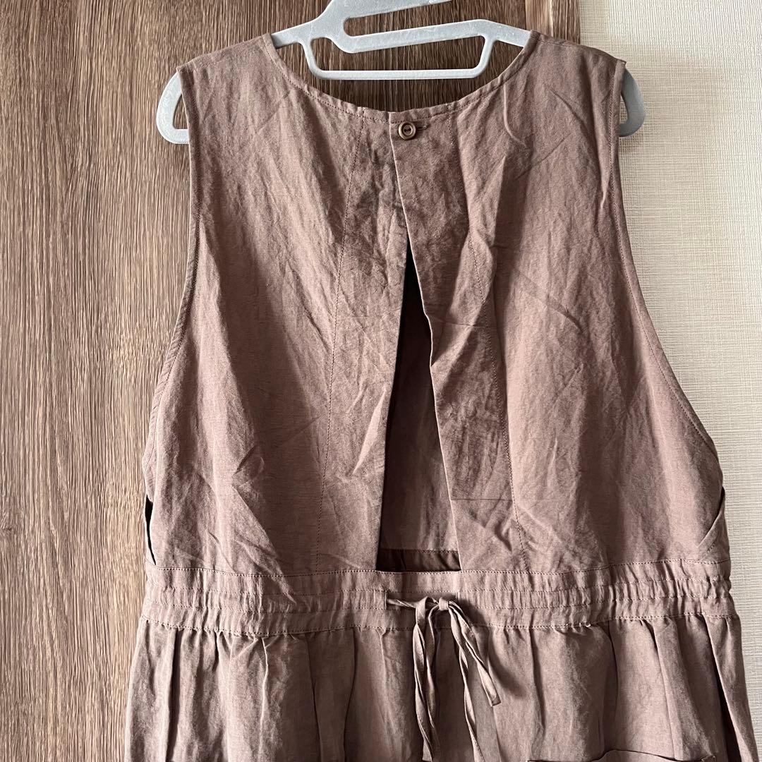 ツムグ tumugu エプロンワンピース　モカ