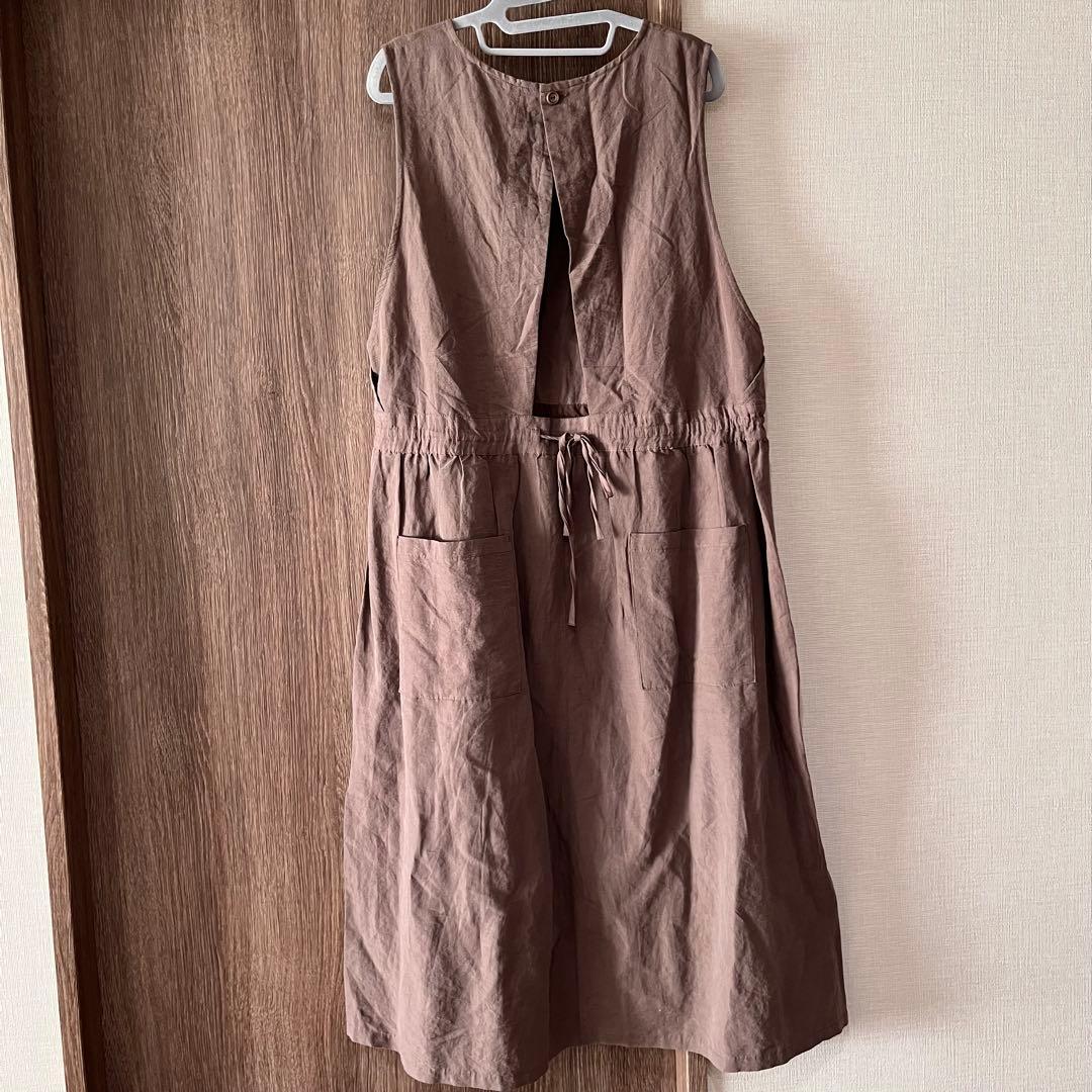 ツムグ tumugu エプロンワンピース　モカ