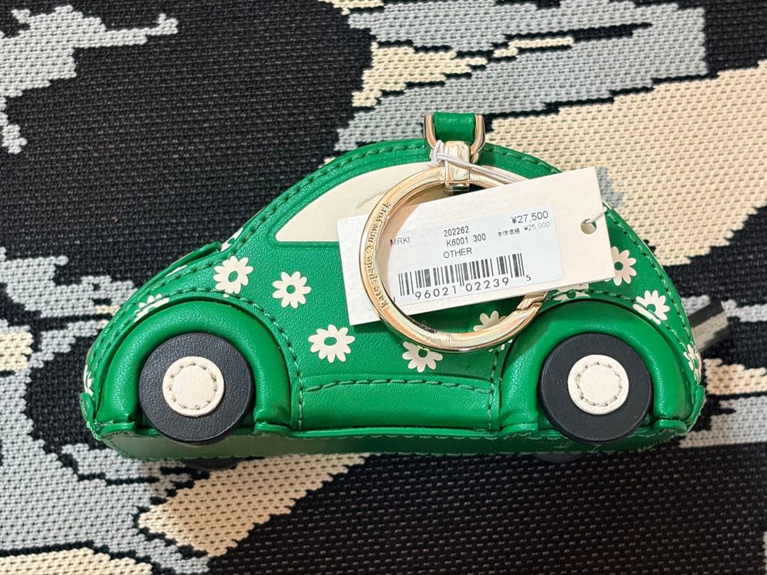 ケイトスペード チャーム　ケース 緑色　新品タグ付き