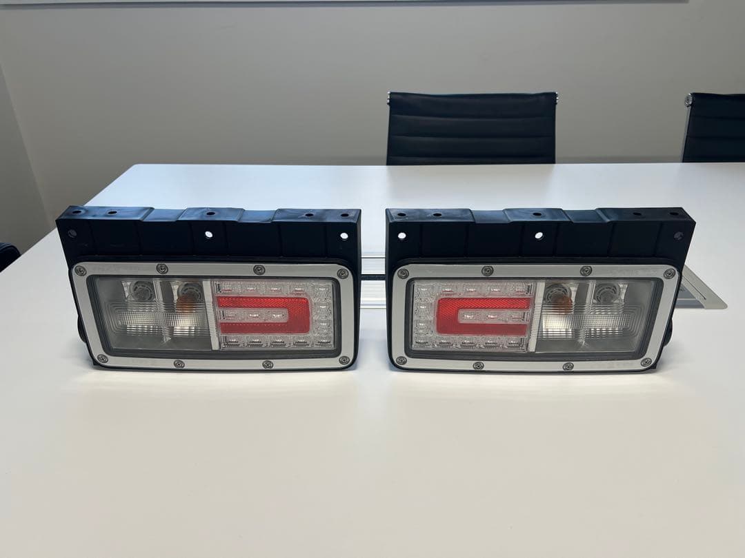 日野　現行17プロフィア 純正テールランプ　左右2個セット