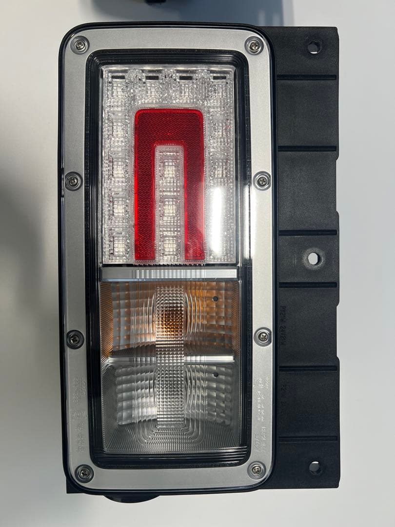 日野　現行17プロフィア 純正テールランプ　左右2個セット