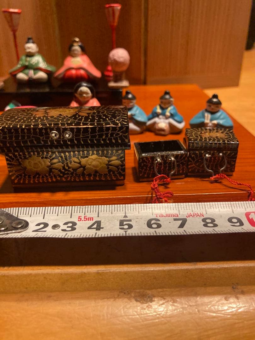 小さい小さい雛人形と雛道具