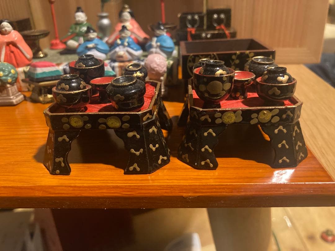 小さい小さい雛人形と雛道具