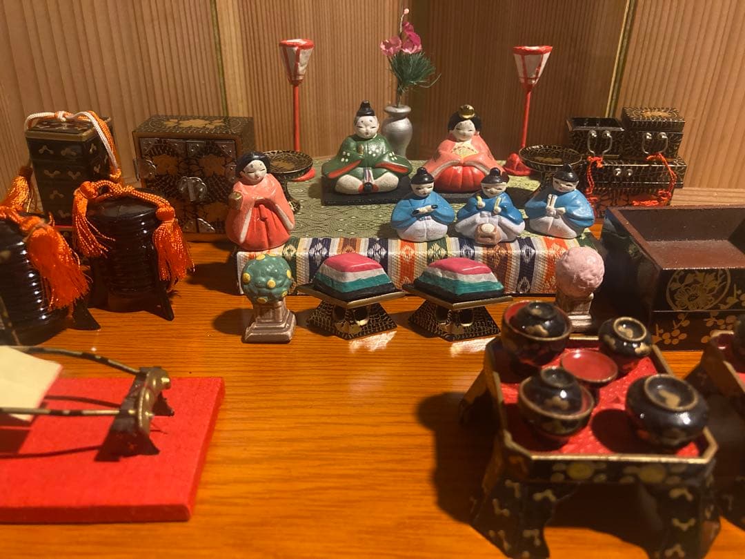 小さい小さい雛人形と雛道具