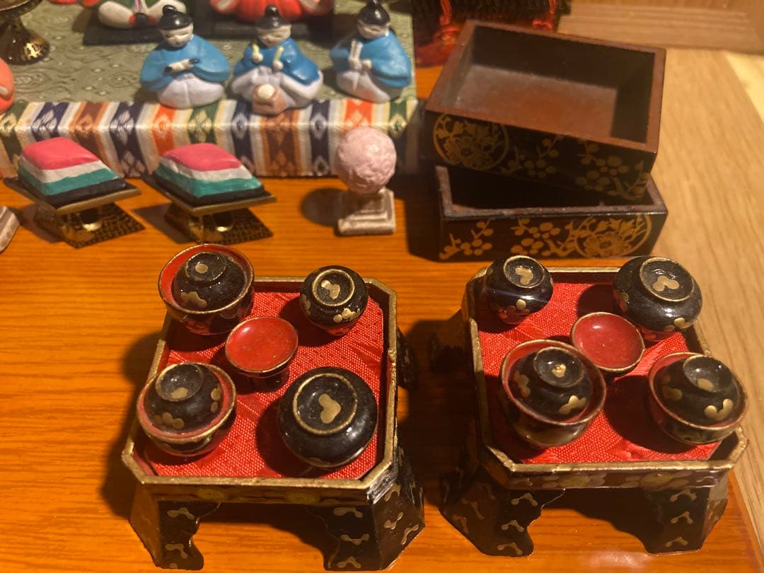 小さい小さい雛人形と雛道具