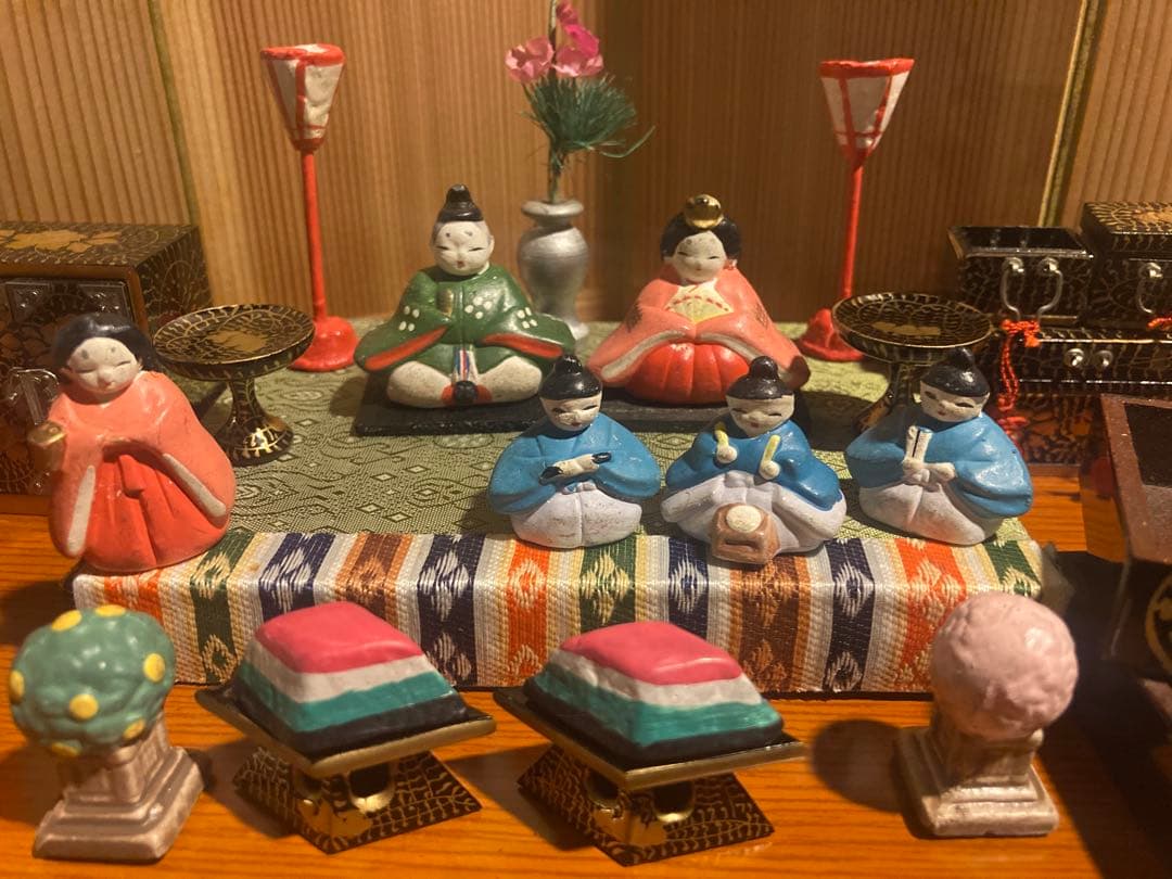 小さい小さい雛人形と雛道具
