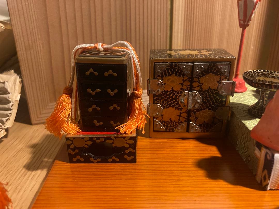 小さい小さい雛人形と雛道具