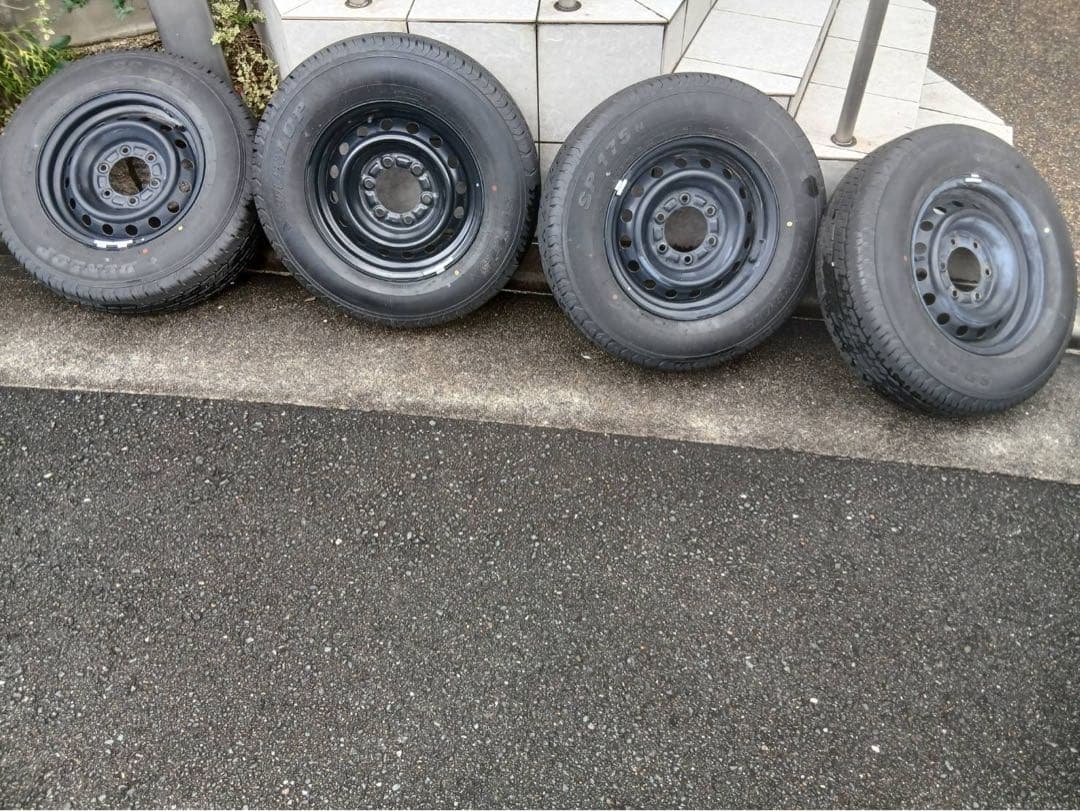 送料込み！新車外し ハイエース　ノーマルタイヤ　ホイールセット