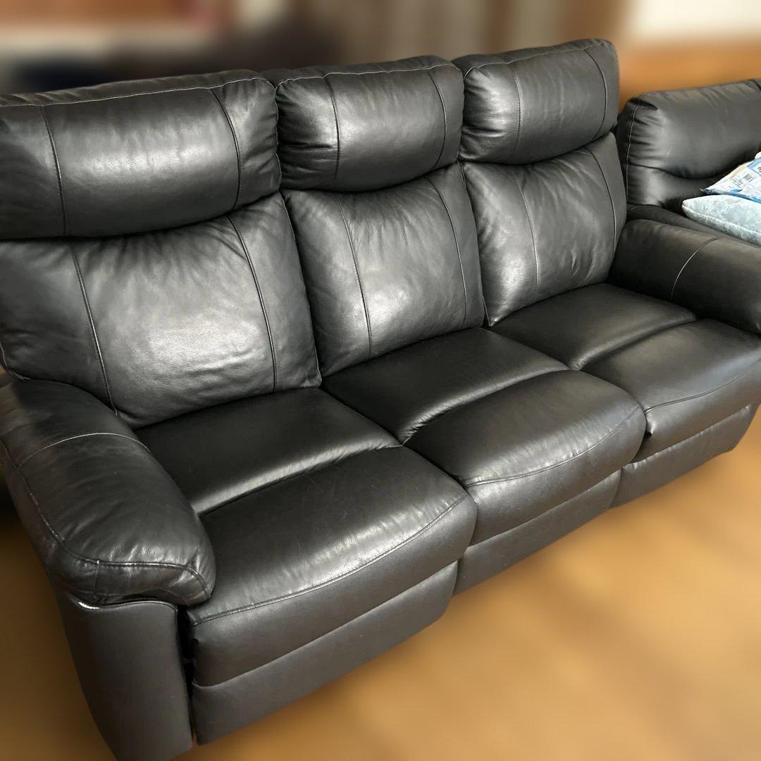 電動リクライニング機能付き黒ソファ 3人掛け