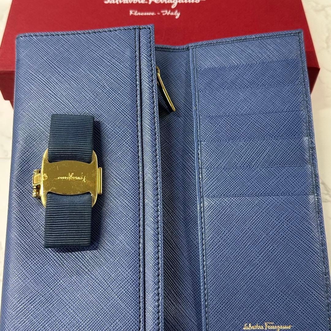 新品同様‼️ サルヴァトーレフェラガモ　財布　二つ折り　長財布　ヴァラ　リボン