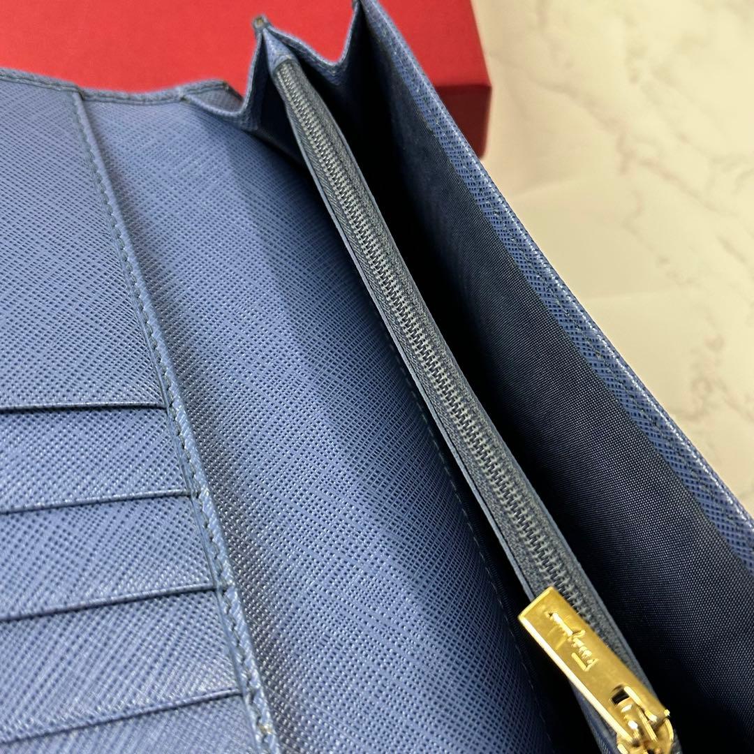 新品同様‼️ サルヴァトーレフェラガモ　財布　二つ折り　長財布　ヴァラ　リボン