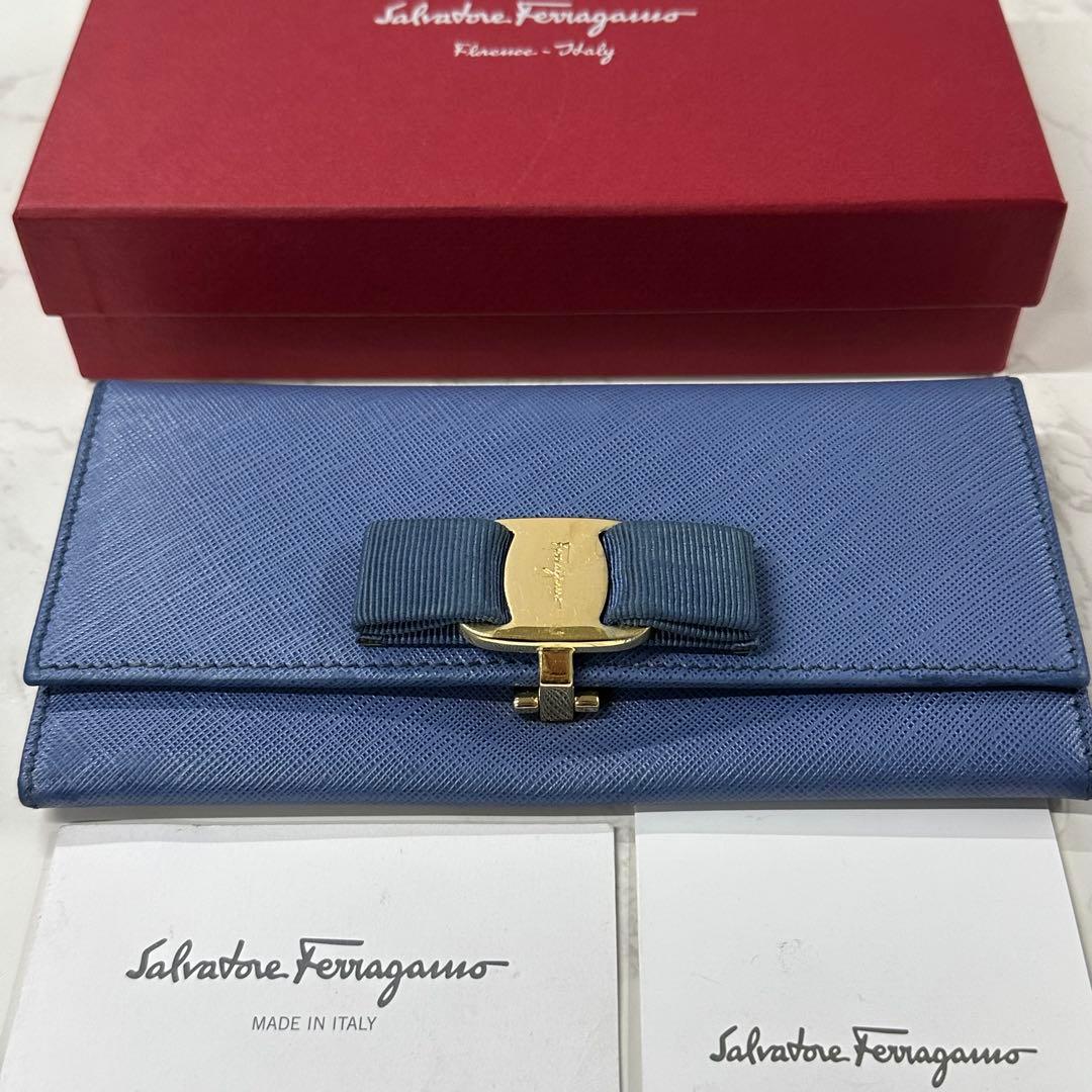 新品同様‼️ サルヴァトーレフェラガモ　財布　二つ折り　長財布　ヴァラ　リボン