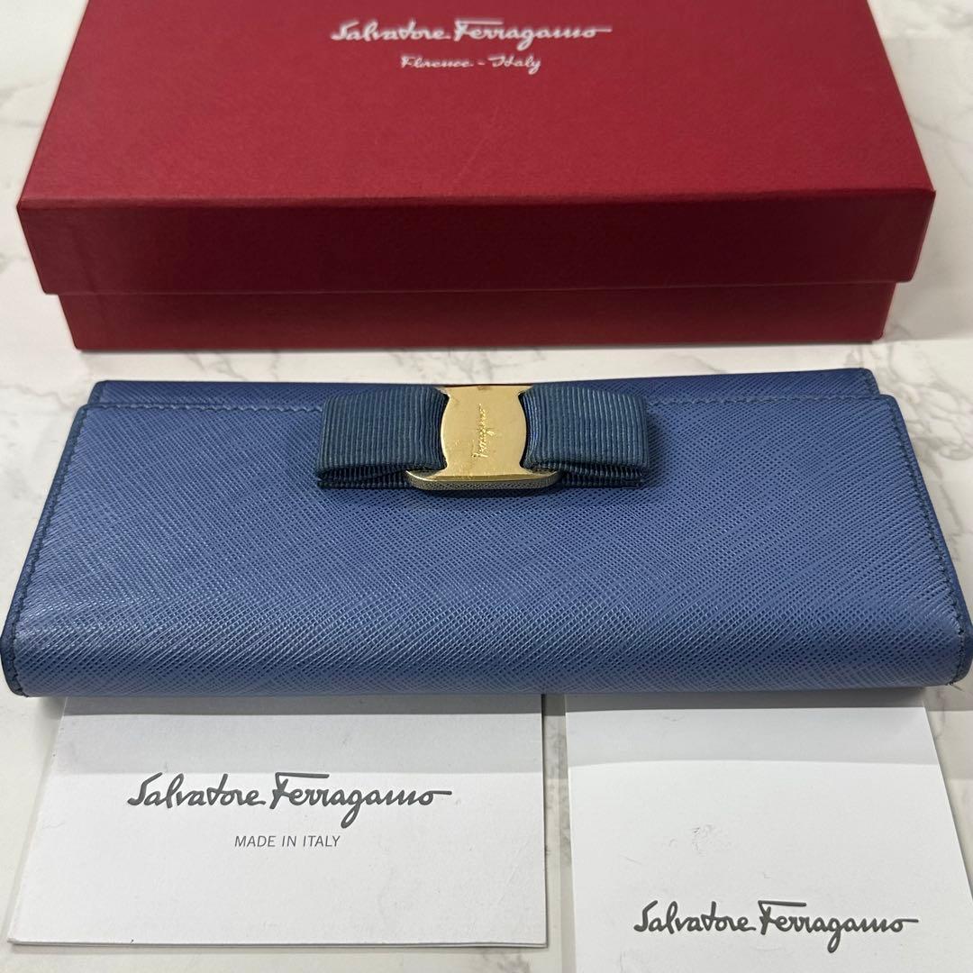 新品同様‼️ サルヴァトーレフェラガモ　財布　二つ折り　長財布　ヴァラ　リボン