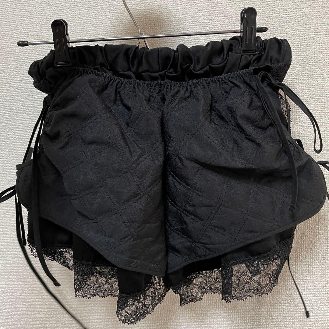 Her Praha Irene ブラック キルティング ショートパンツ