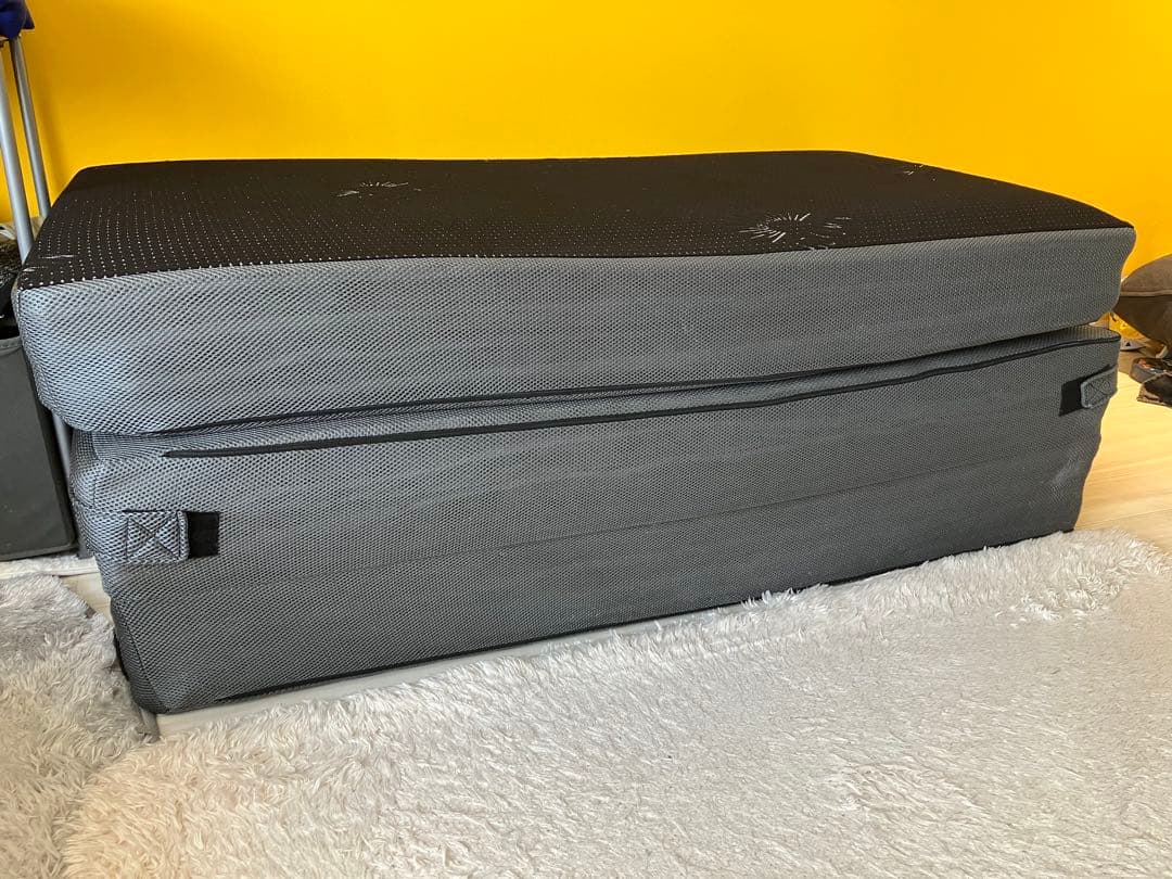 【状態良・送料込】GOKUMIN セミダブルマットレス黒(低反発、三つ折)