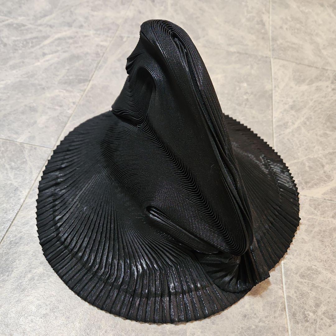 ぬ価格　イッセイミヤケの黒のプリーツ帽子