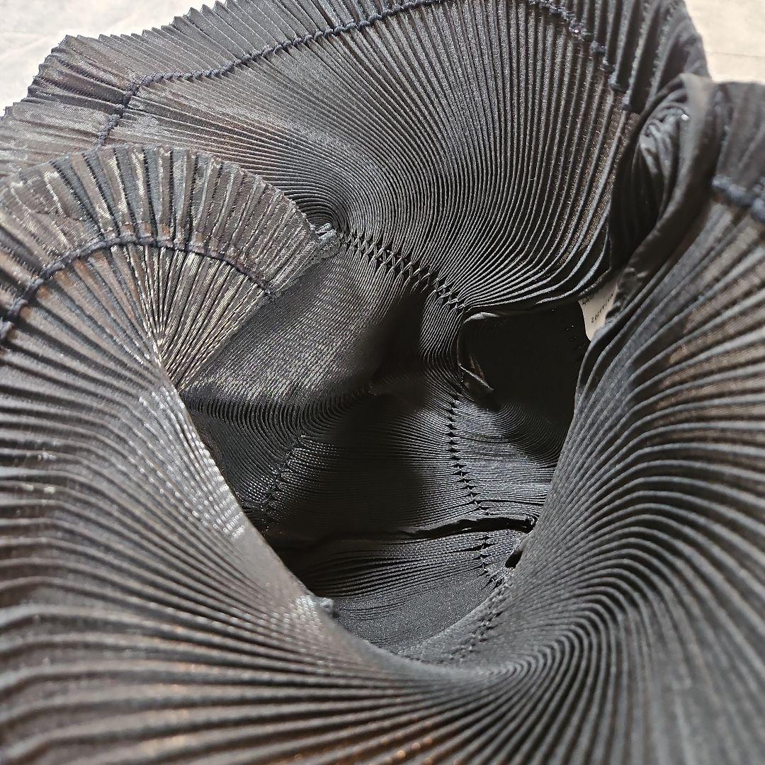 ぬ価格　イッセイミヤケの黒のプリーツ帽子