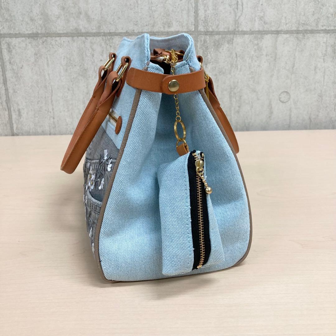 デニムリメイク✖︎本革　2wayハンドバッグ　刺繍花柄　チャーム 底板底鋲付き