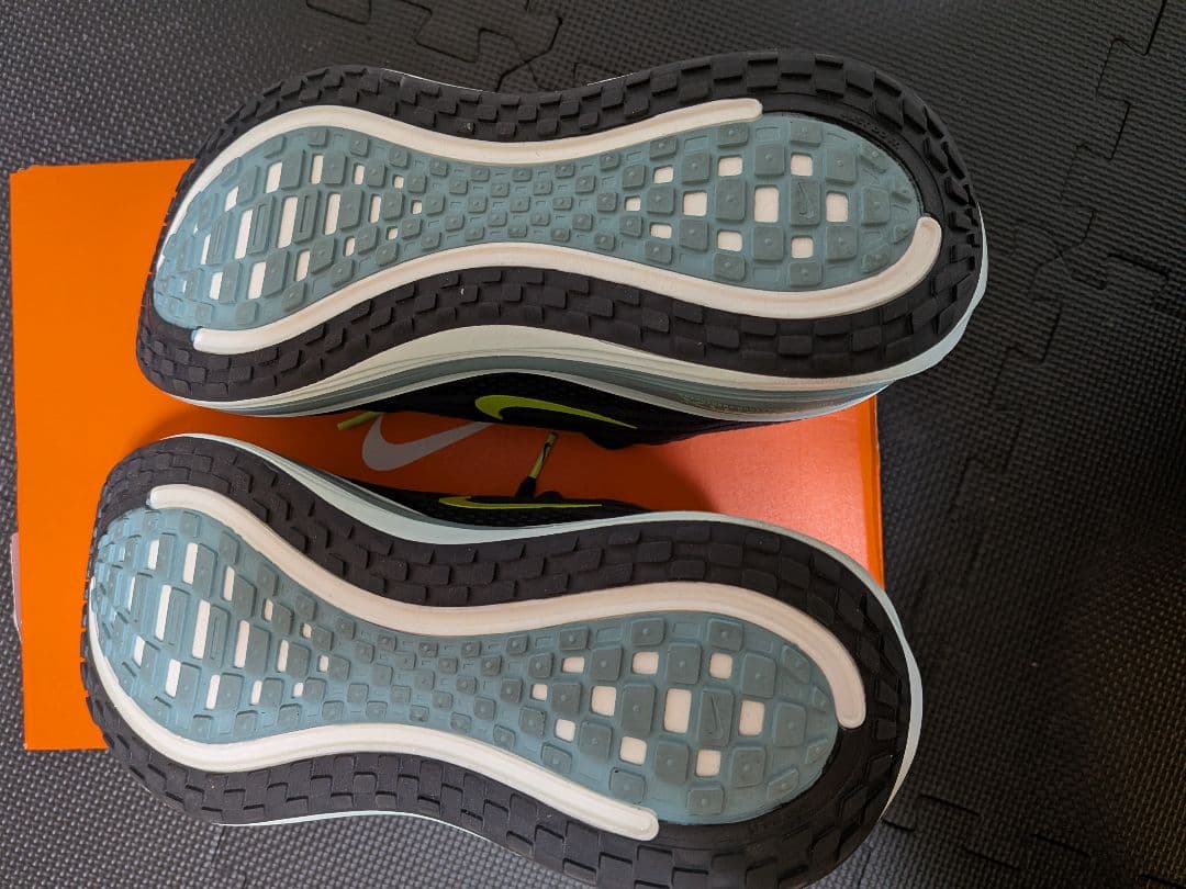 ナイキ　ボメロプラス　25.5