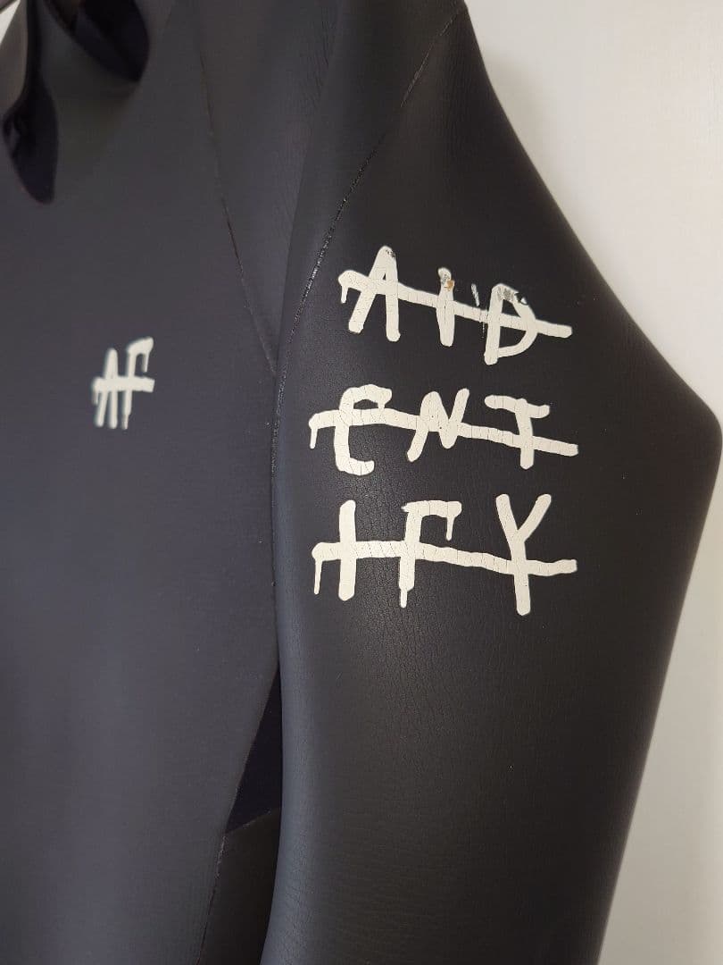 アイデンティファイ　ウェットスーツ