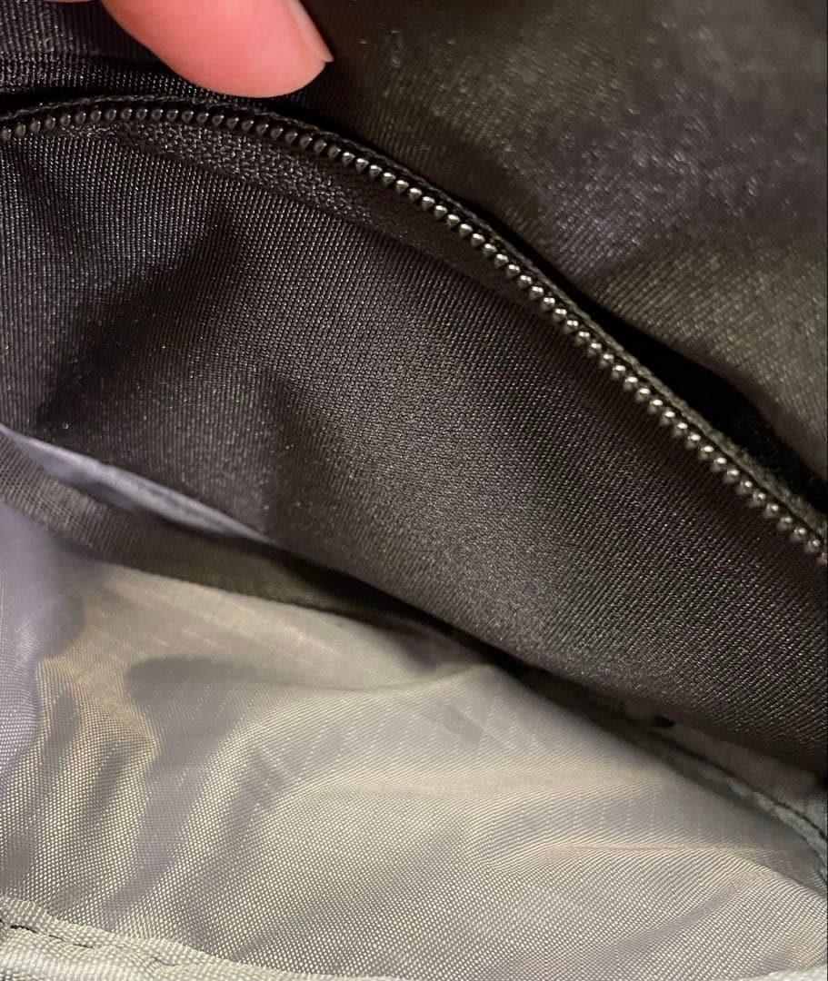 ポムル　POMULU ブラック スリングバッグ