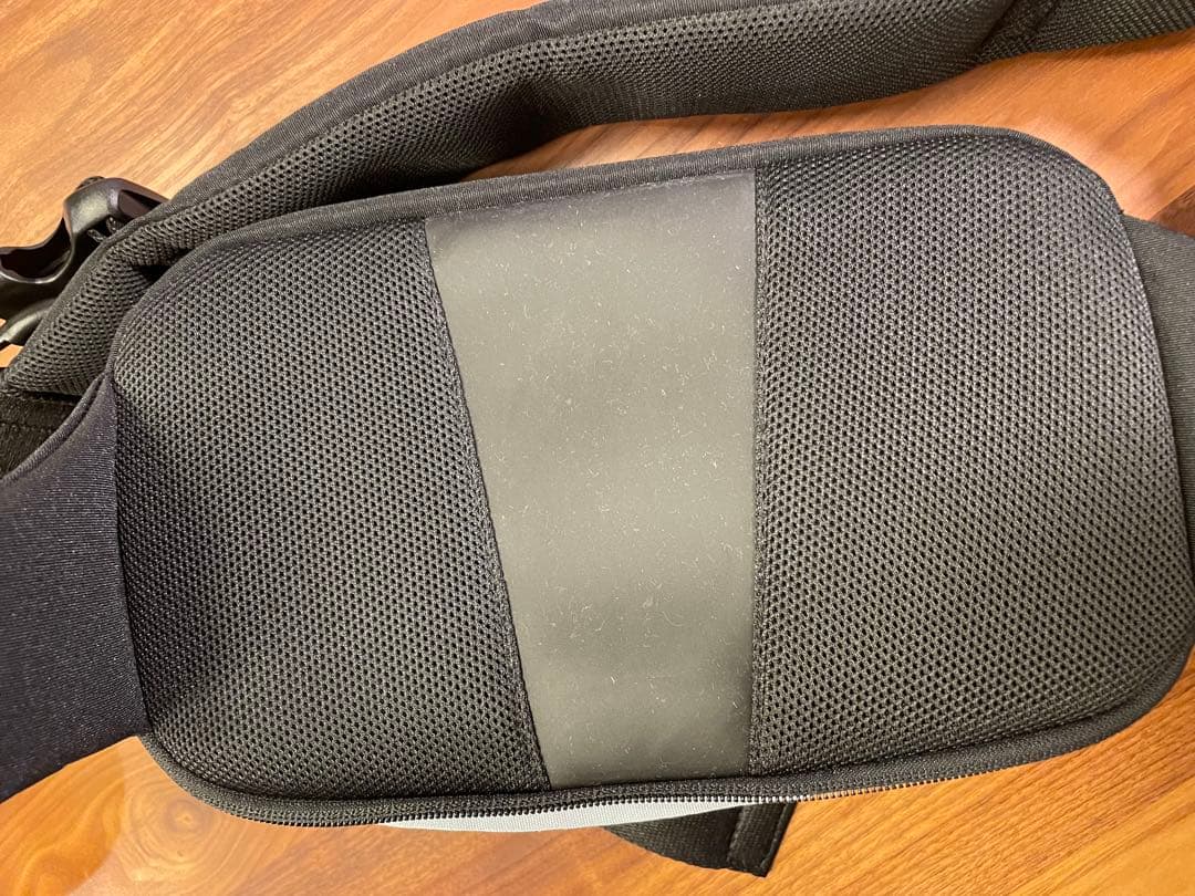 ポムル　POMULU ブラック スリングバッグ