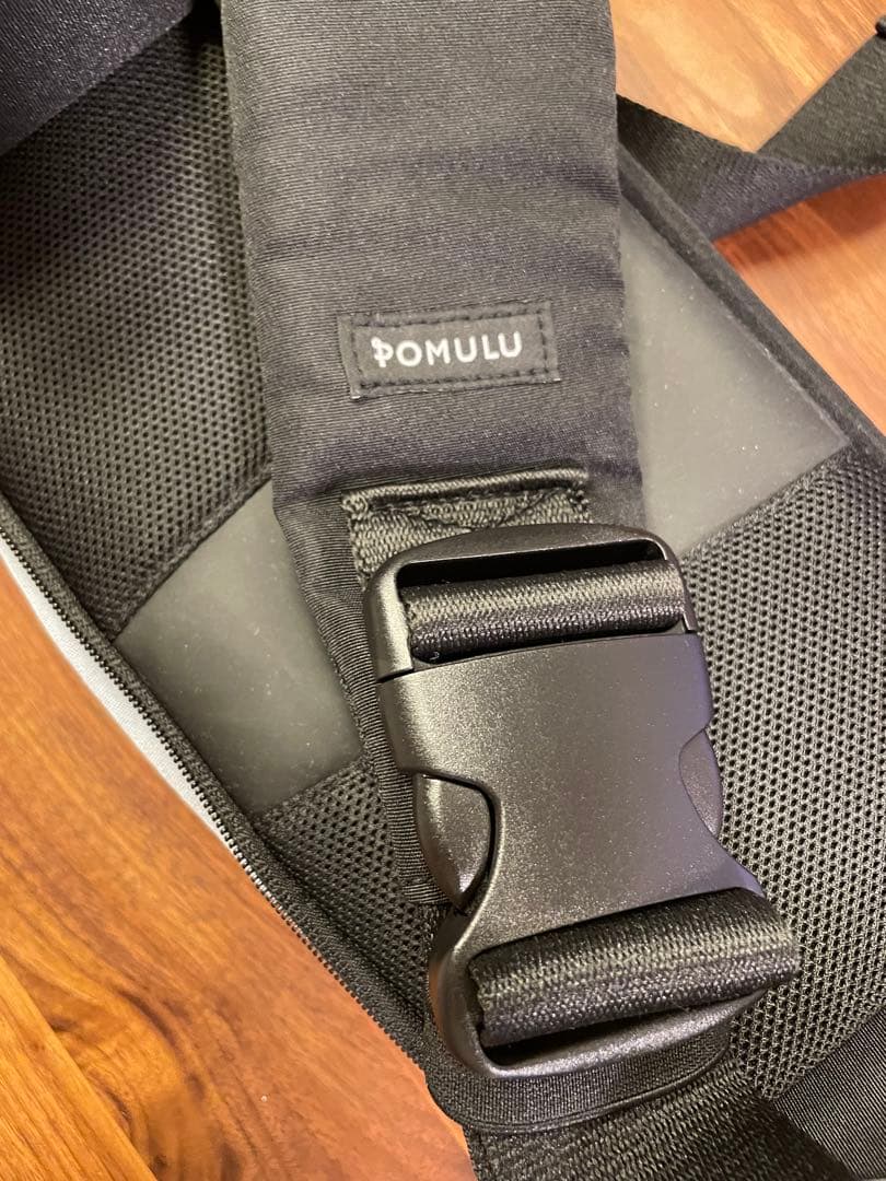 ポムル　POMULU ブラック スリングバッグ