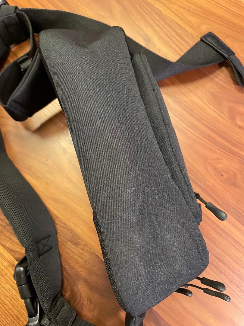 ポムル　POMULU ブラック スリングバッグ