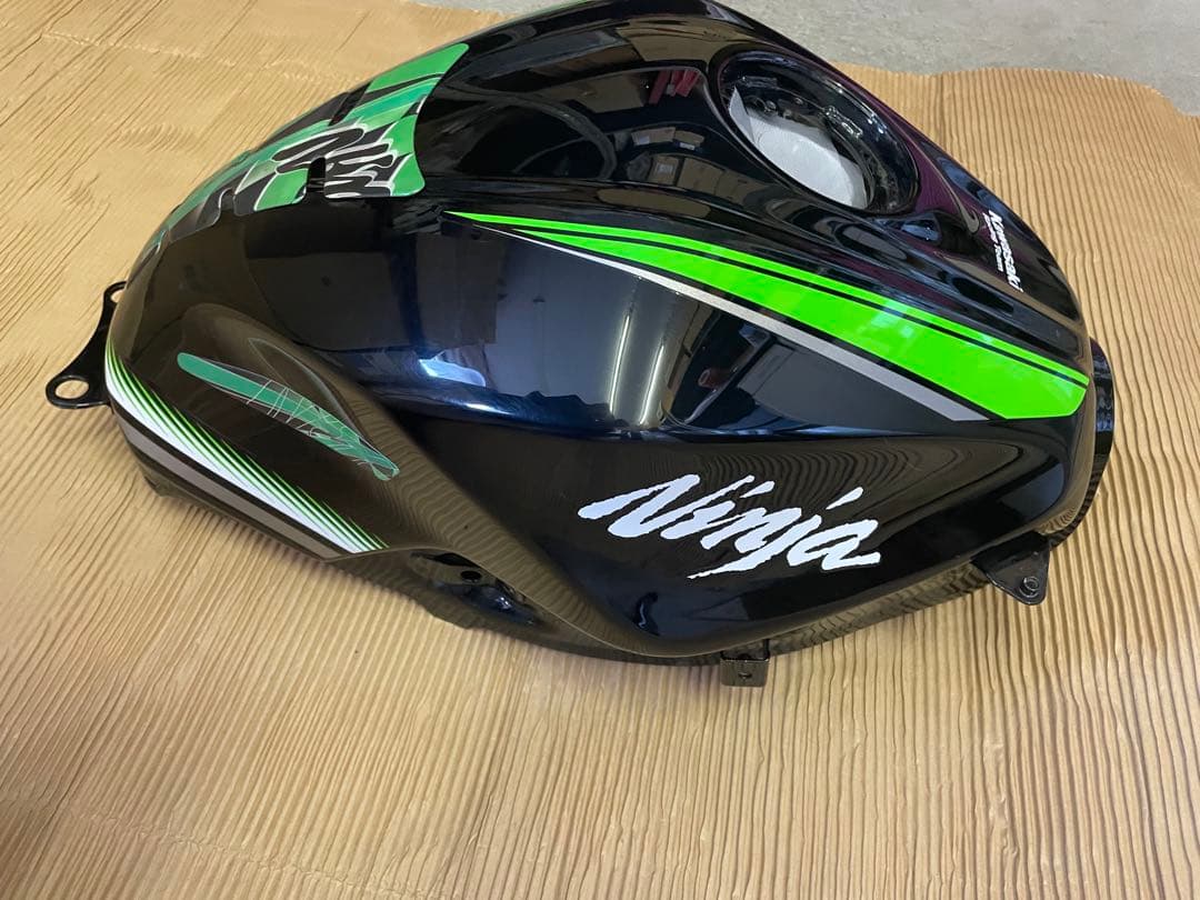 KAWASAKI NINJA ニンジャ250R 純正　タンク