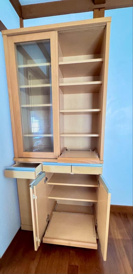 ナチュラルウッド 食器棚 ガラス戸付き／引き取り希望です！