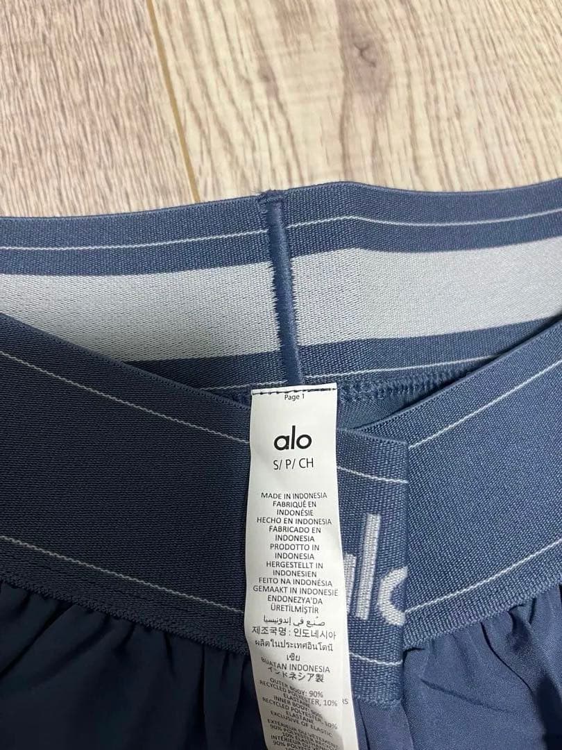 Alo yoga グレーブルー　ショートパンツ　完売色