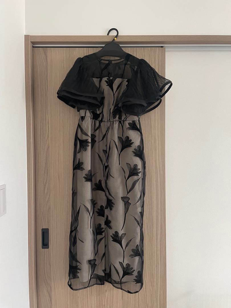 サーキュラースリーブフラワードレス