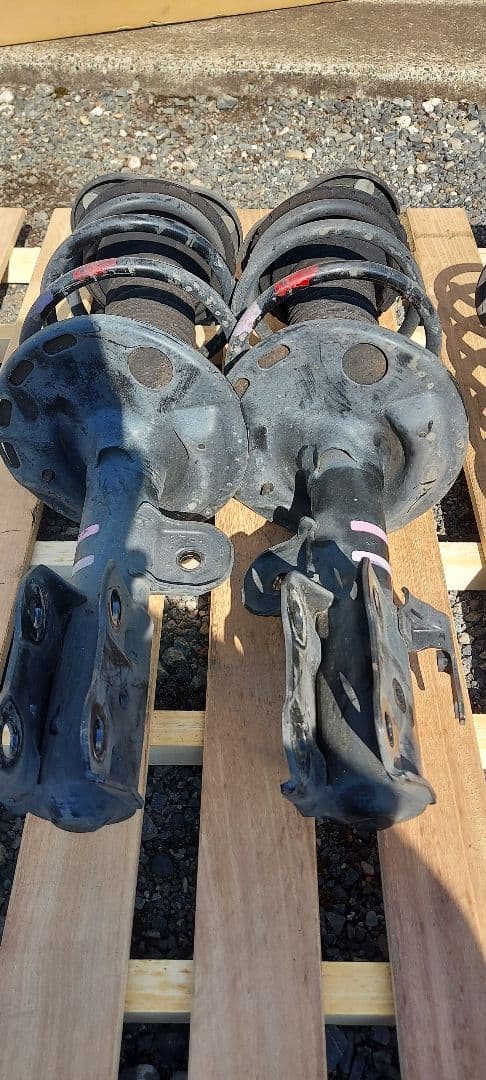 30プリウス純正サスペンションキット(ショックアブソーバー、スプリング)