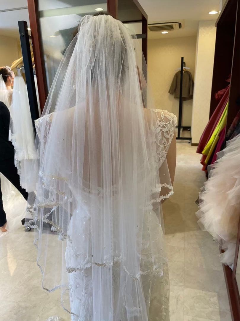 ウェディングドレス＋ベール　オフホワイト 刺繍入り スレンダー　マーメイド