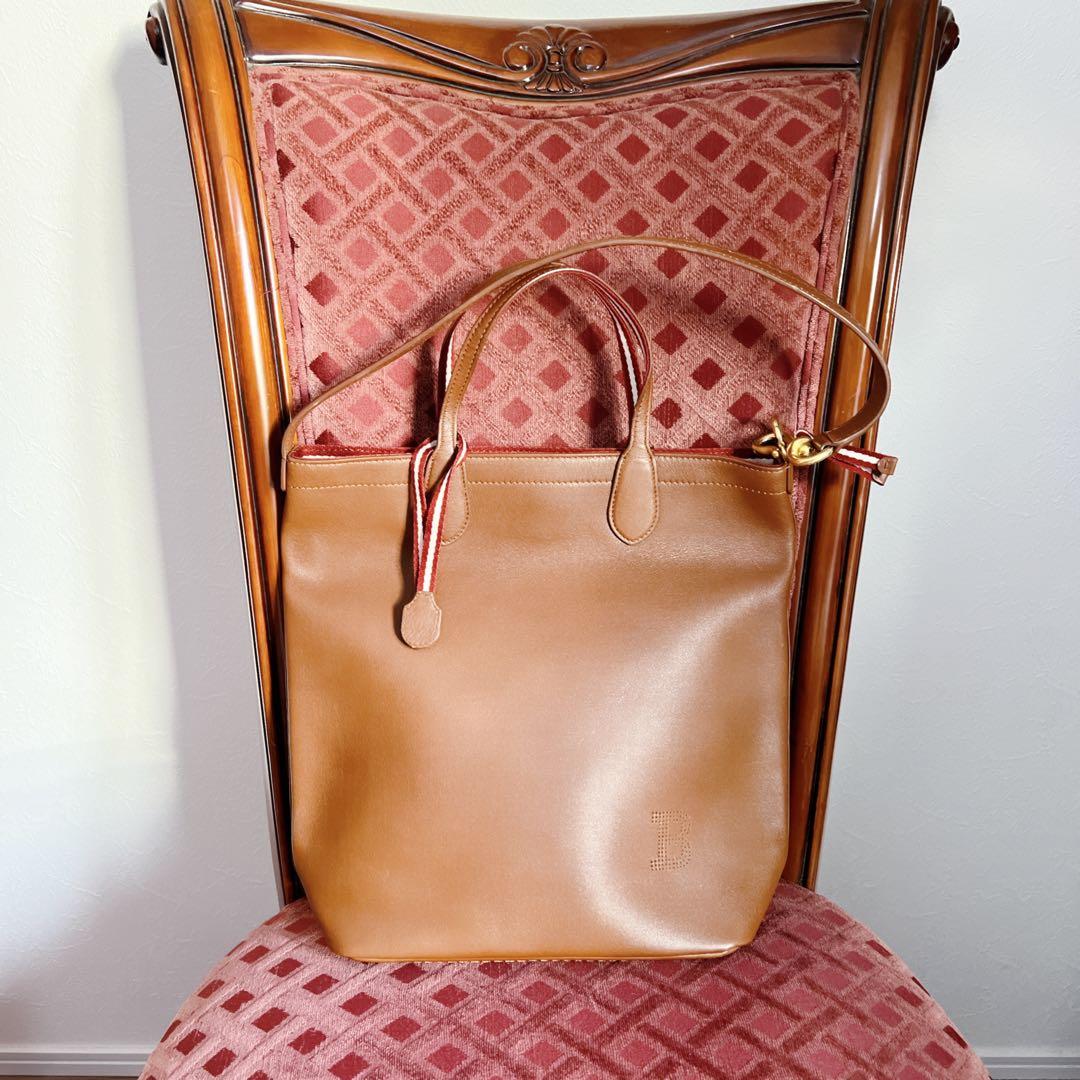 美品　BALLYバリー レザー トート　バッグ パンチング　ロゴ キーホルダー