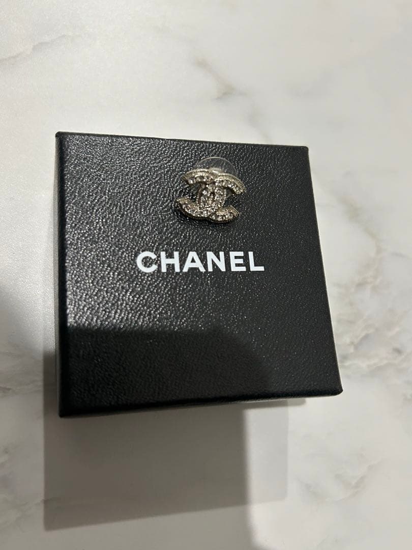 CHANEL シルバー ロゴデザイン ピアス片耳のみ