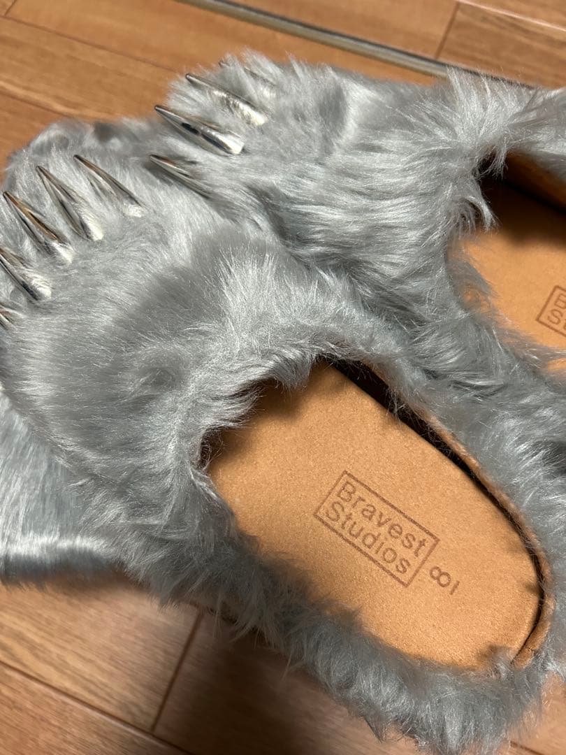 bravest studios ファーサンダル